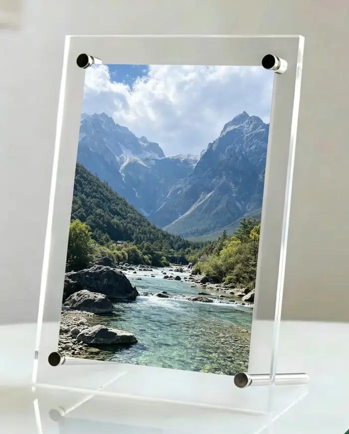 Un cadre photo en acrylique de 6 pouces. Transparent et au style épuré