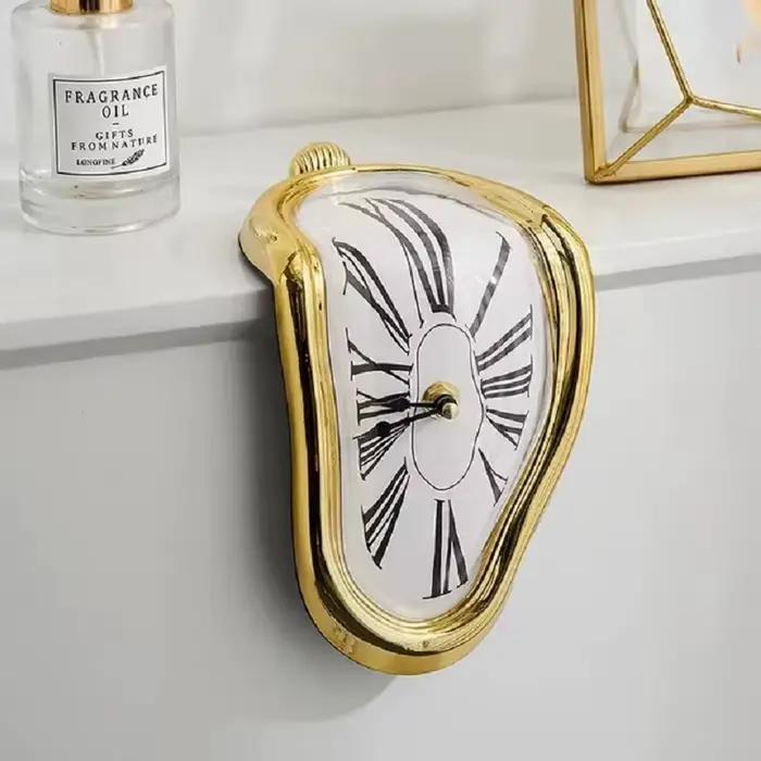 Horloge Murale Fondue Surréaliste et Silays euse de Style Salvumen et Dali