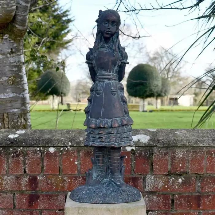 Statue des aventures d'Alice au pays des merveilles – Ornement artisanal en résine pour jardin, cour et décoration de la maison