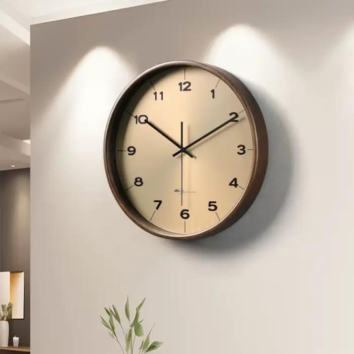Horloge murale en bois massif simple moderne