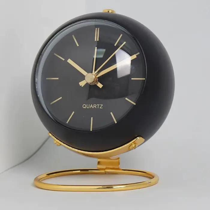 Horloge de bureau électronique créative nordique
