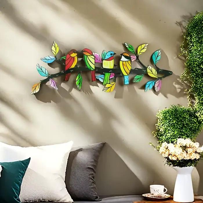 Une œuvre d'art murale unique en métal représentant un oiseau et des branches - Design vibrant et coloré