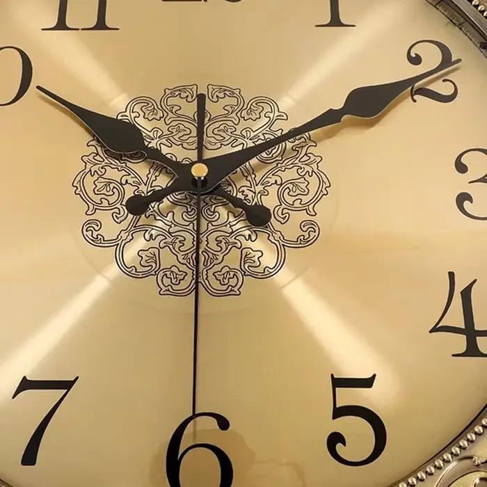 Horloge murale moderne avec cadre en bois massif