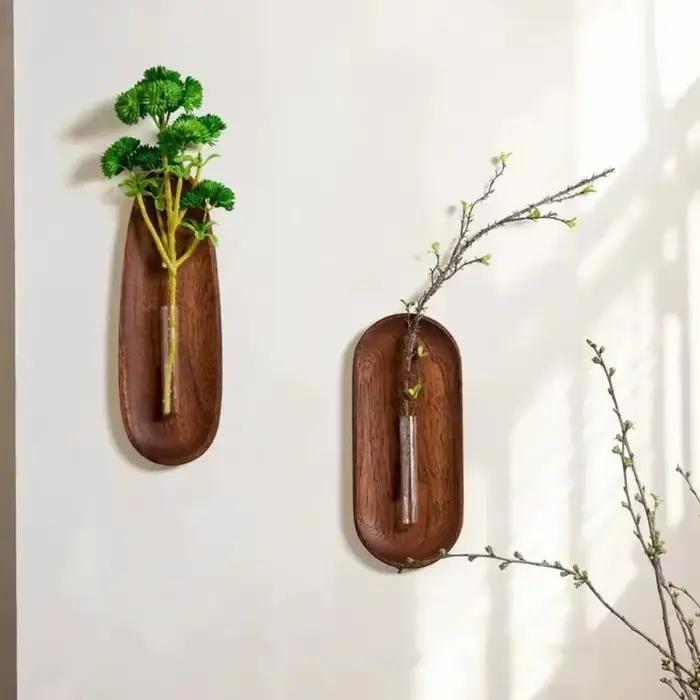 Vase mural européen en bois