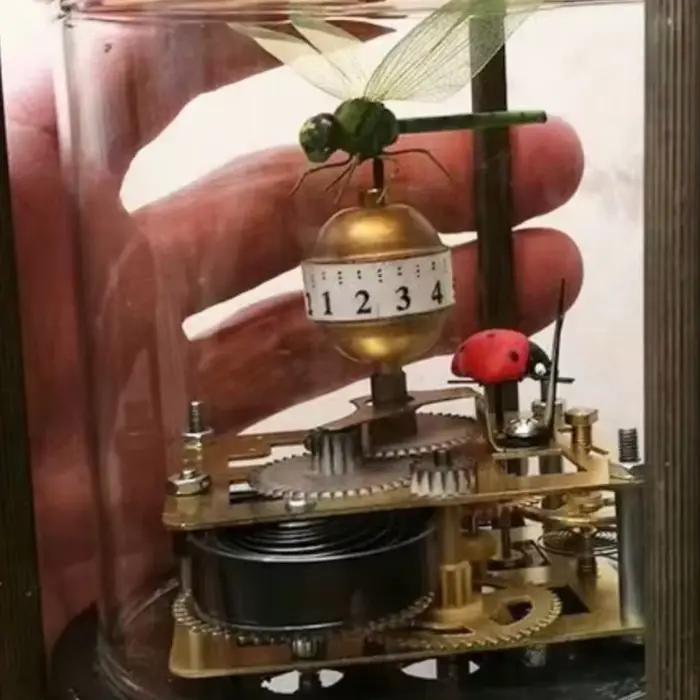 Horloge mécanique en laiton et verre