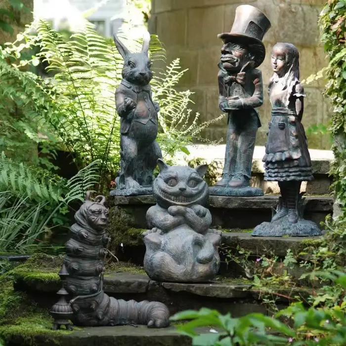 Statue des aventures d'Alice au pays des merveilles – Ornement artisanal en résine pour jardin, cour et décoration de la maison