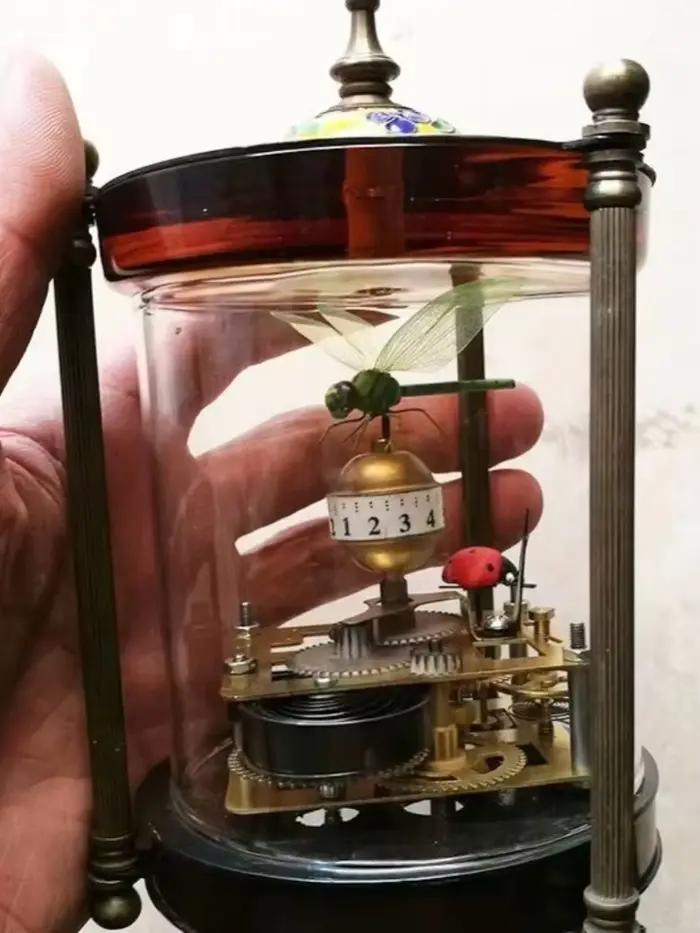 Horloge mécanique en laiton et verre