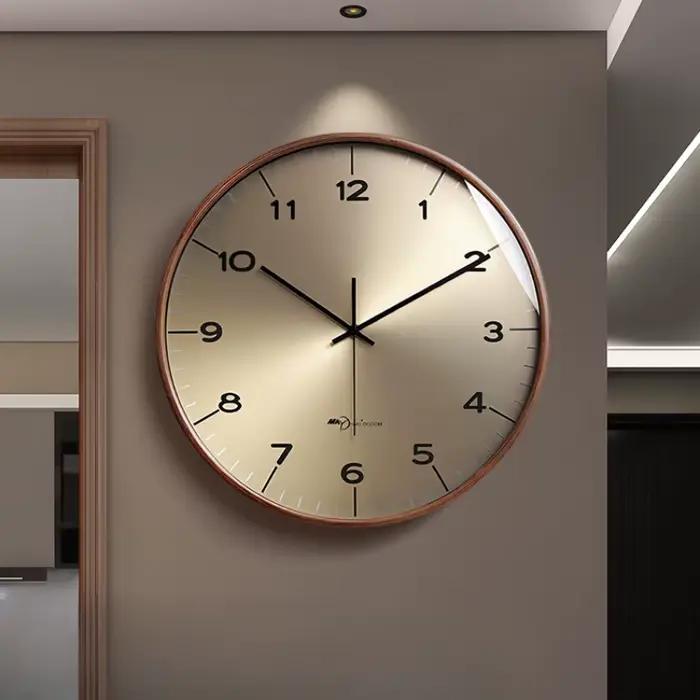 Horloge murale en bois massif simple moderne