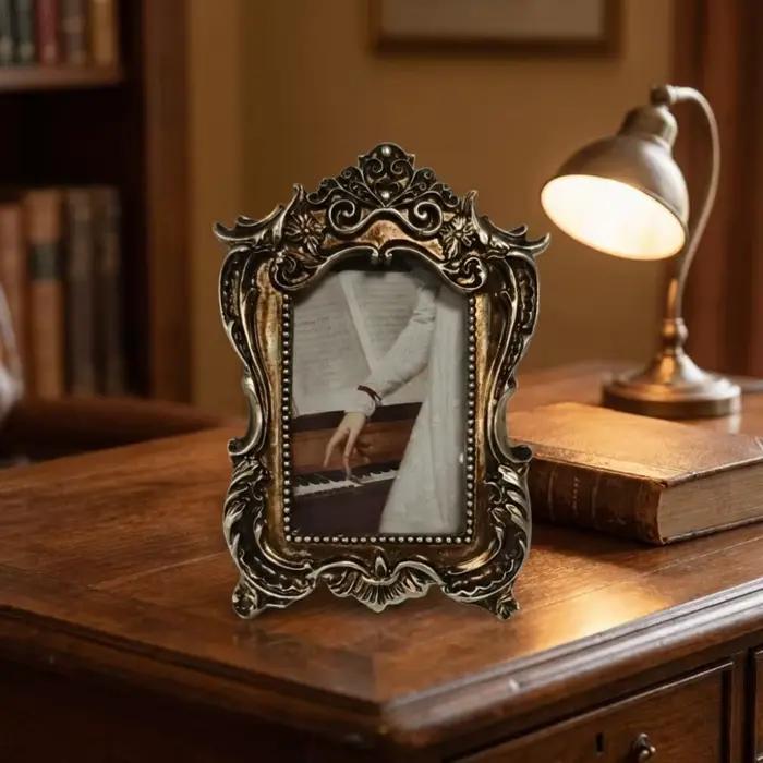 Cadre photo vintage en résine avec motif floral sculpté classique