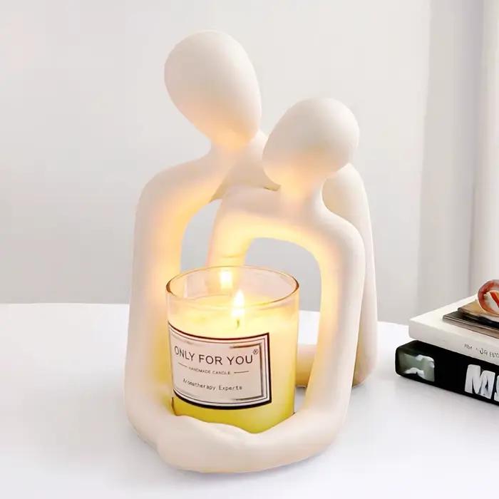 Sculpture abstraite de couple s'embrassant