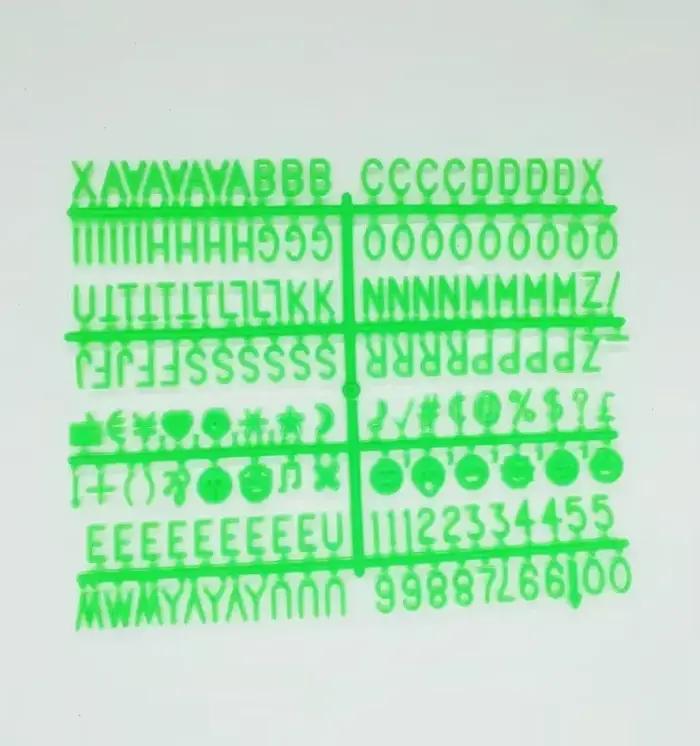 Lettres colorées de tableau de feutre