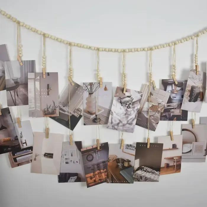 Chaîne de suspension murale pour photos avec clips à pompons en bois et cadres photo à perles en bois, décoration murale pour la maison, la chambre et le dortoir