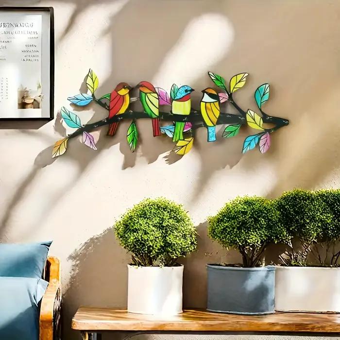 Une œuvre d'art murale unique en métal représentant un oiseau et des branches - Design vibrant et coloré