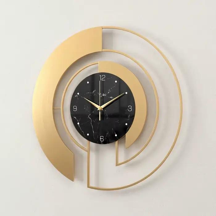 Horloge murale dorée, Art décoratif pour salon et entrée
