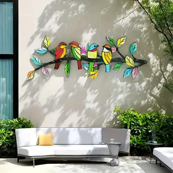 Une œuvre d'art murale unique en métal représentant un oiseau et des branches - Design vibrant et coloré
