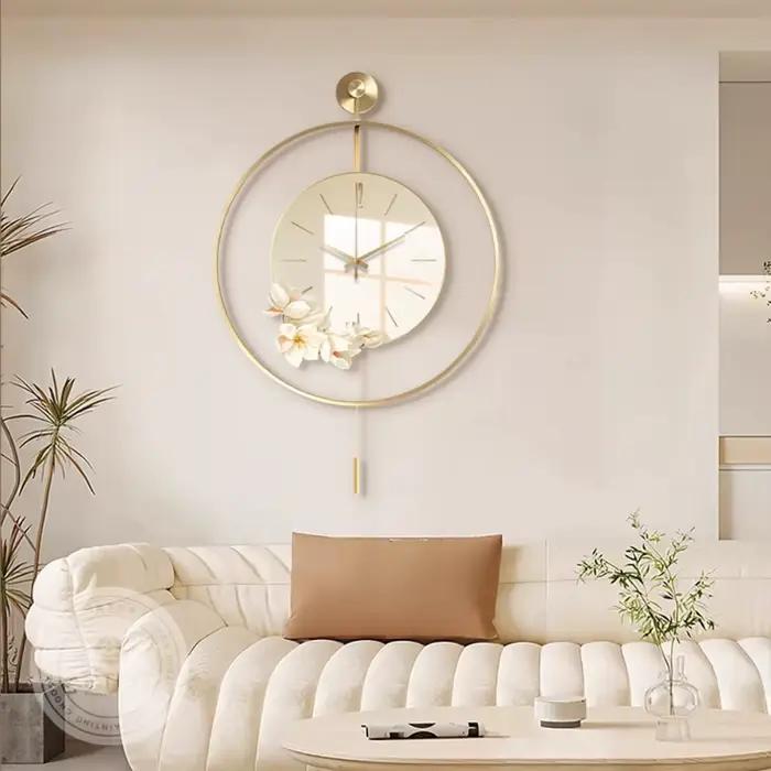 Horloge murale exquise en porcelaine et cristal