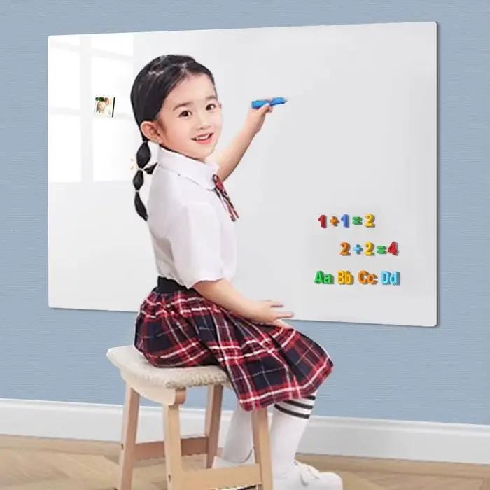 L'autocollant de tableau blanc magnétique comprend une gomme