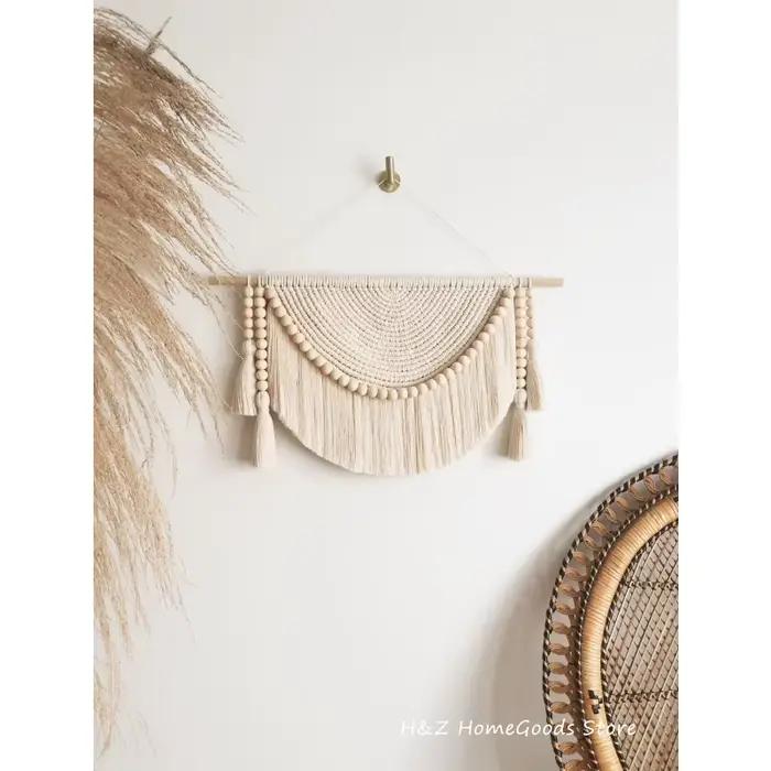 Tapisserie murale en macramé avec perles en bois et glands