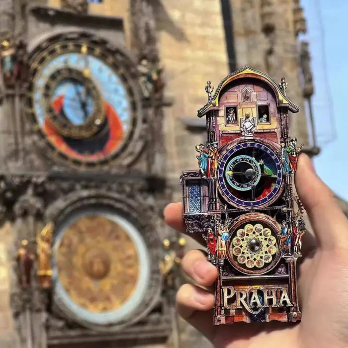 Horloge astronomique à engrenages mobiles