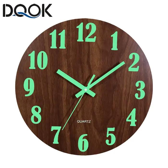 Horloge murale lumineuse en bois de 12 pouces