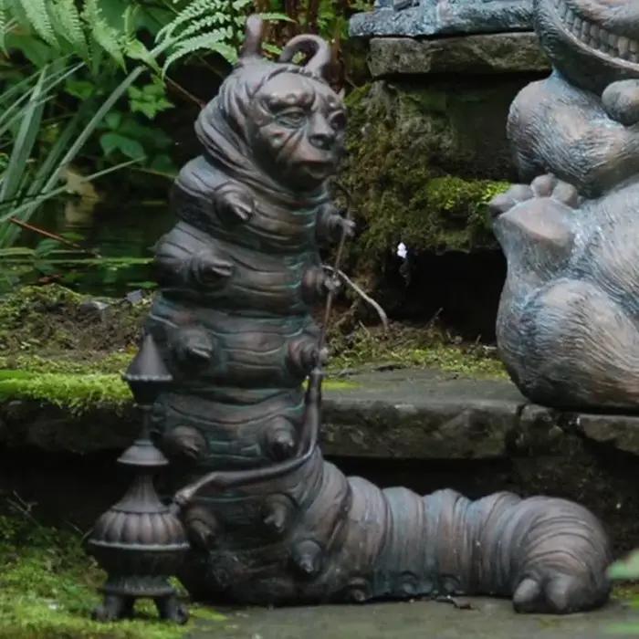 Statue des aventures d'Alice au pays des merveilles – Ornement artisanal en résine pour jardin, cour et décoration de la maison