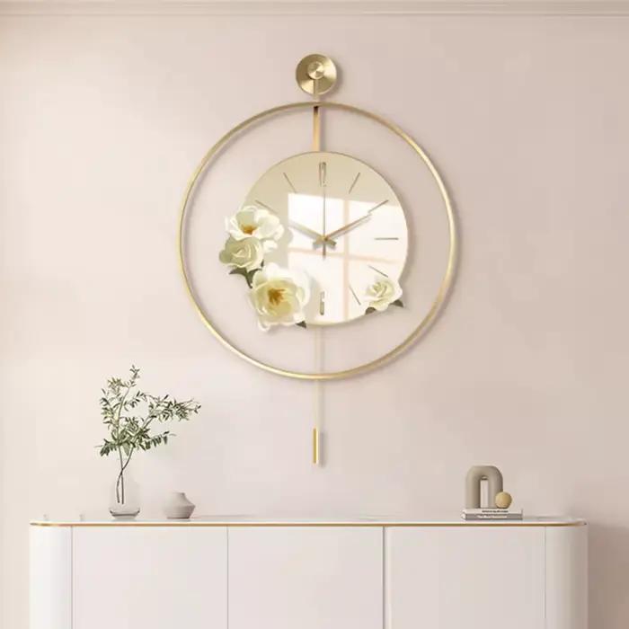 Horloge murale exquise en porcelaine et cristal
