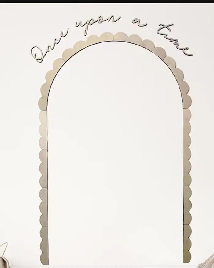 Cadre en bois brut festonné et cintré style bohème