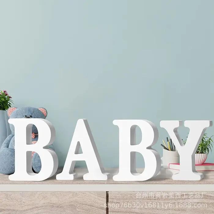 Décoration murale suspendue avec lettres en bois blanc