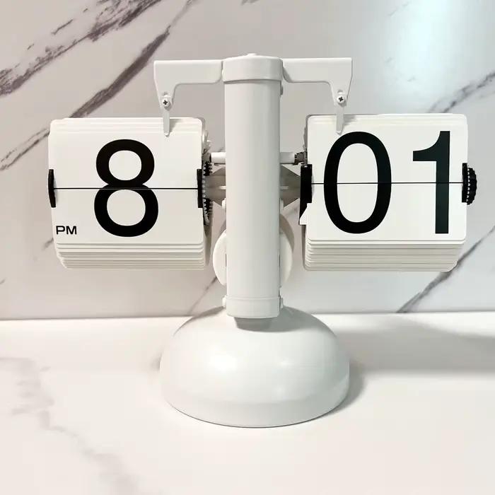 Horloge à affichage automatique avec pages de temps qui se retournent