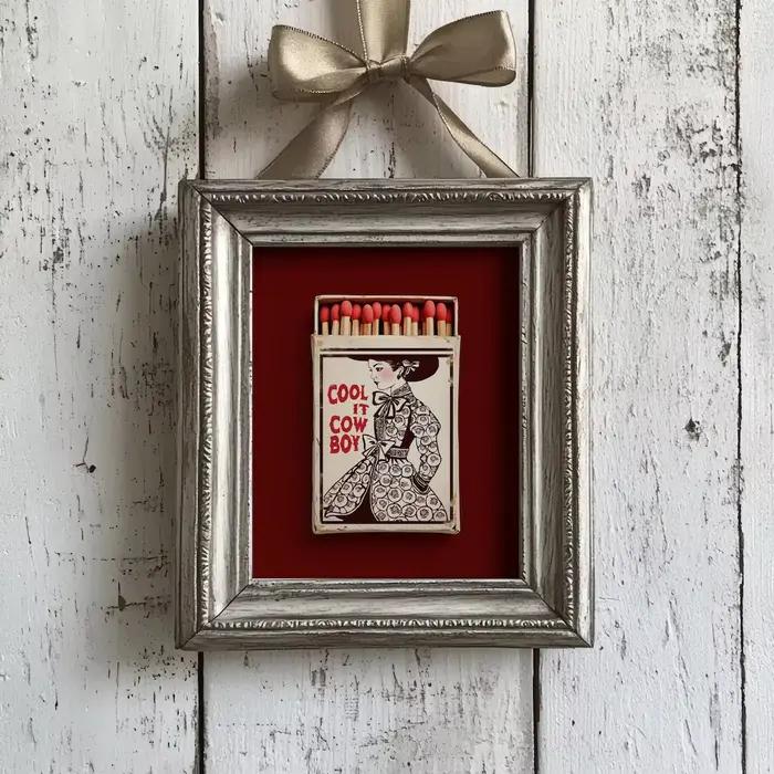 Art mural encadré Western bordeaux – Impression Cool It Cowboy Matchbox