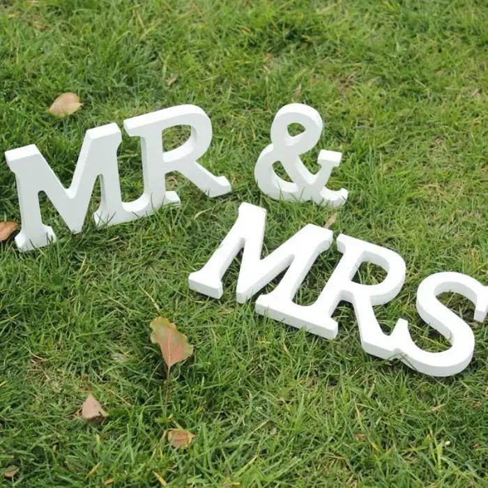 Décoration murale suspendue avec lettres en bois blanc