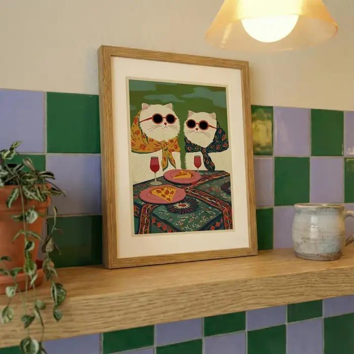 Art mural chic sur le thème de la pizza et du vin - Impression élégante célébrant l'amitié féline. Le fond vert audacieux et la nappe vibrante créent une ambiance festive