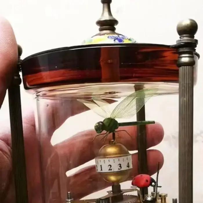 Horloge mécanique en laiton et verre
