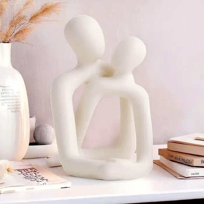 Sculpture abstraite de couple s'embrassant