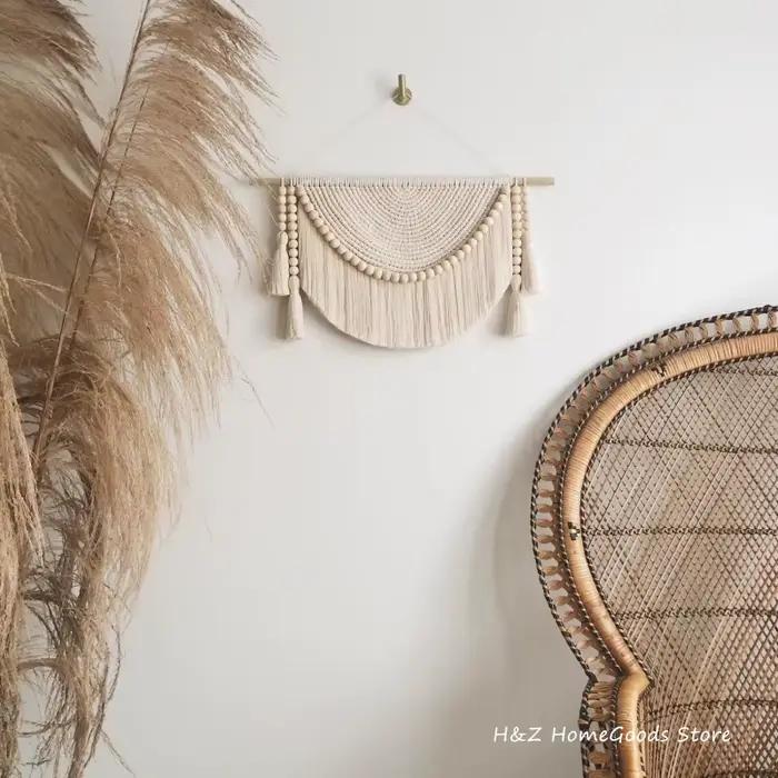 Tapisserie murale en macramé avec perles en bois et glands