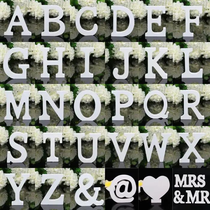 Décoration murale suspendue avec lettres en bois blanc