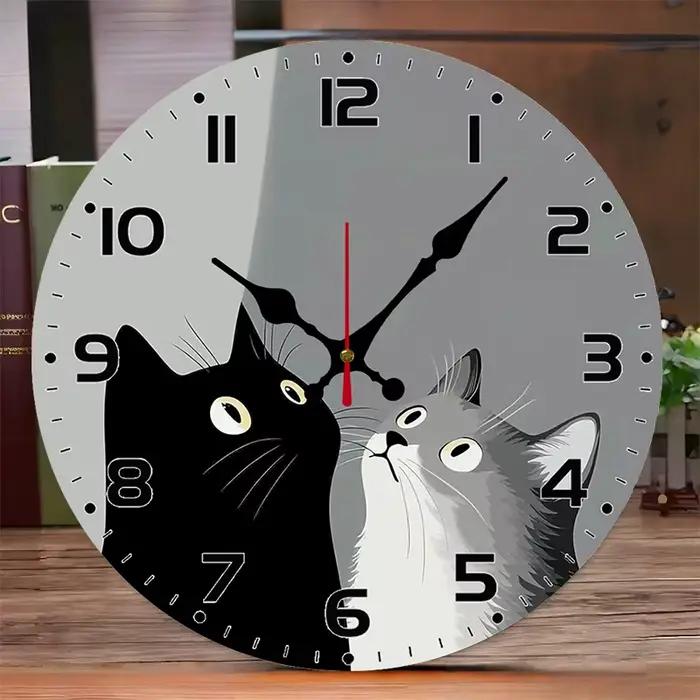 Horloge murale suspendue silencieuse ronde en bois avec chats noirs et blancs