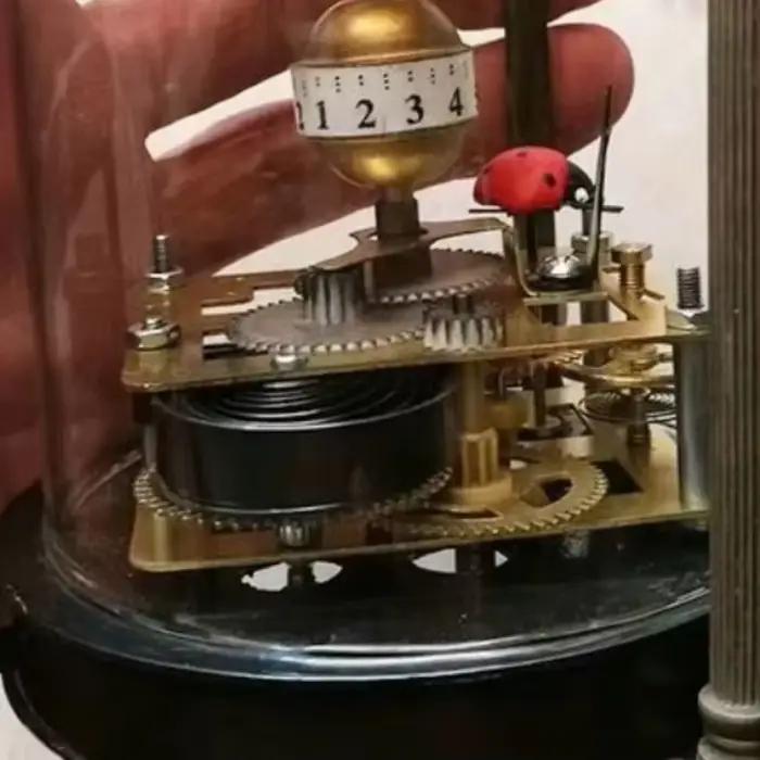 Horloge mécanique en laiton et verre