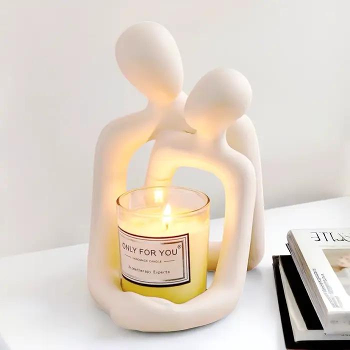 Sculpture abstraite de couple s'embrassant