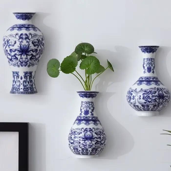 Vase mural en céramique bleu et blanc