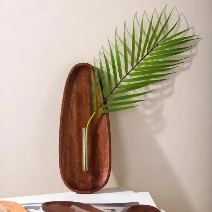 Vase mural européen en bois